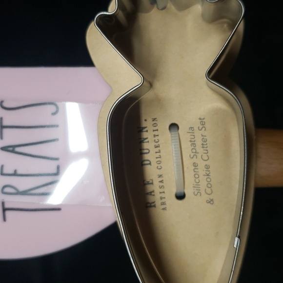 Rae Dunn NWT Wooden Handle Easter Spatula and Cookie Cutter Set - Picture 2 of 4